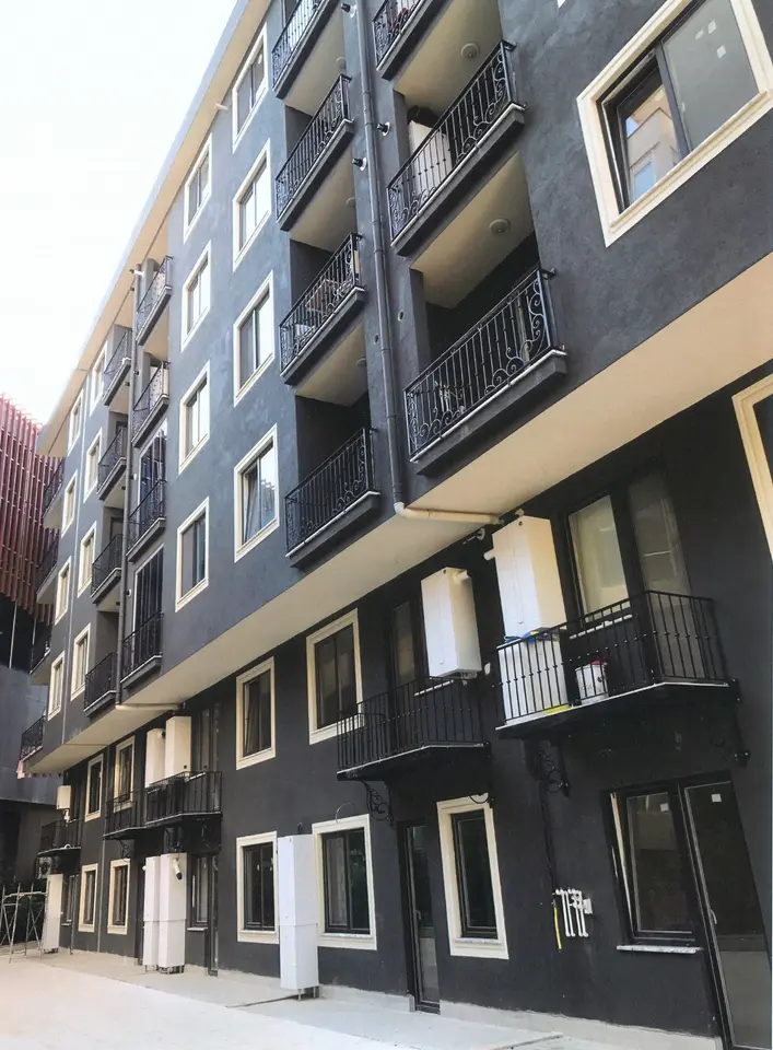 Antrasit renkli arka cephe ve ferforje balkonlar