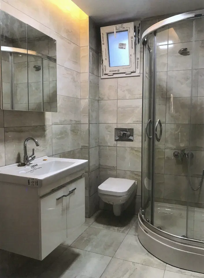 Gri seramik kaplı banyo