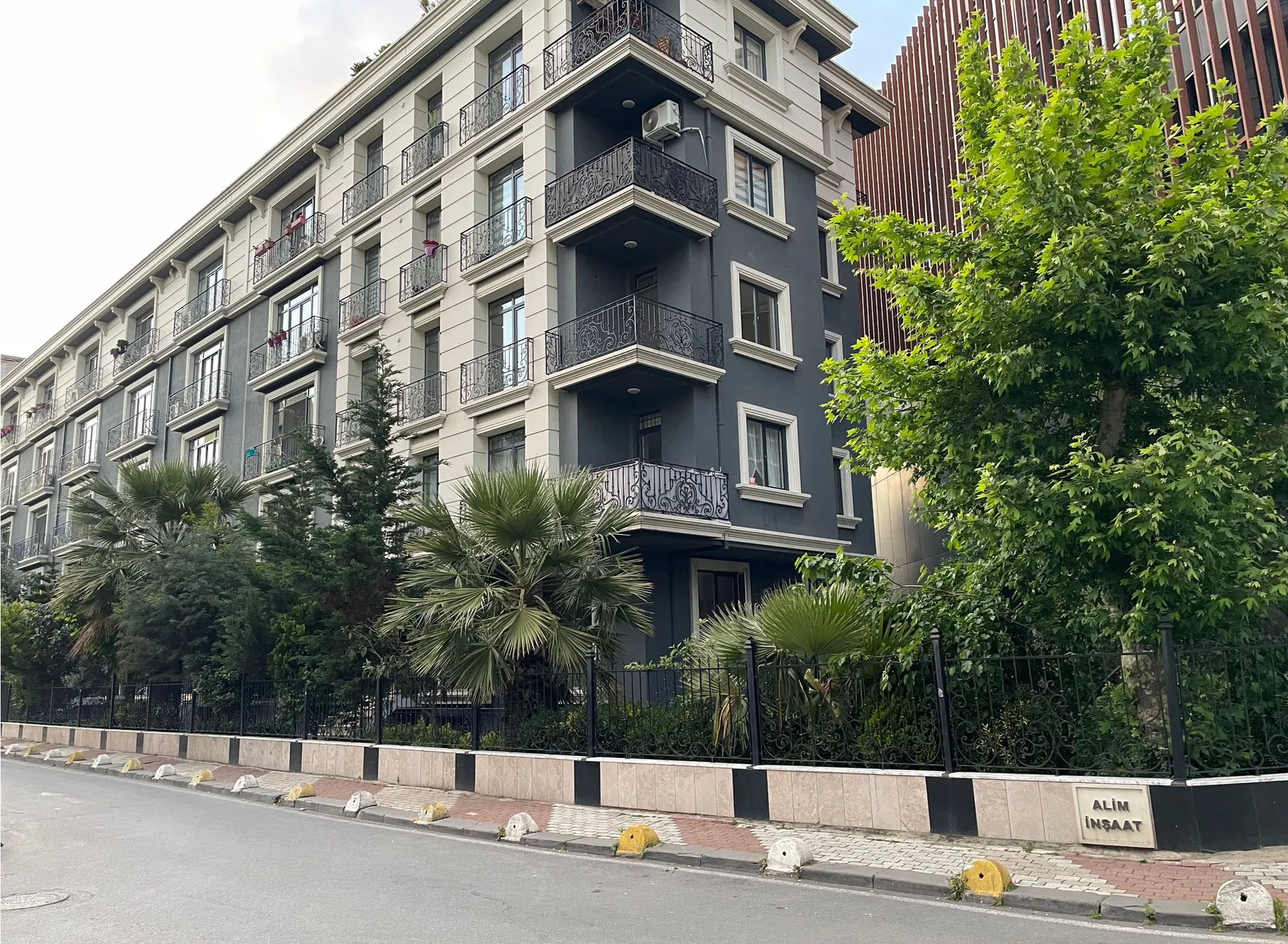 Kaptanpaşa Konutları sokak cephesi; bahçe duvarında Âlim İnşaat tabelası