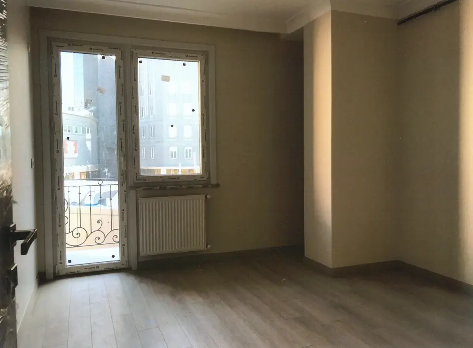 Balkon kapısı olan aydınlık oda