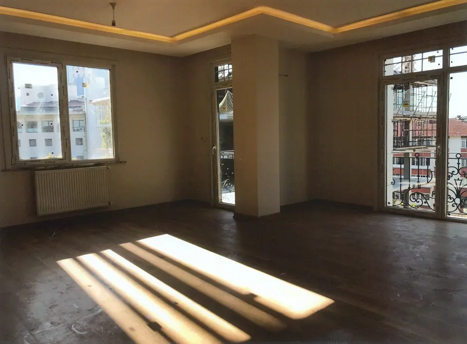 Gün ışığı alan, gizli ışıklı tavanlı salon